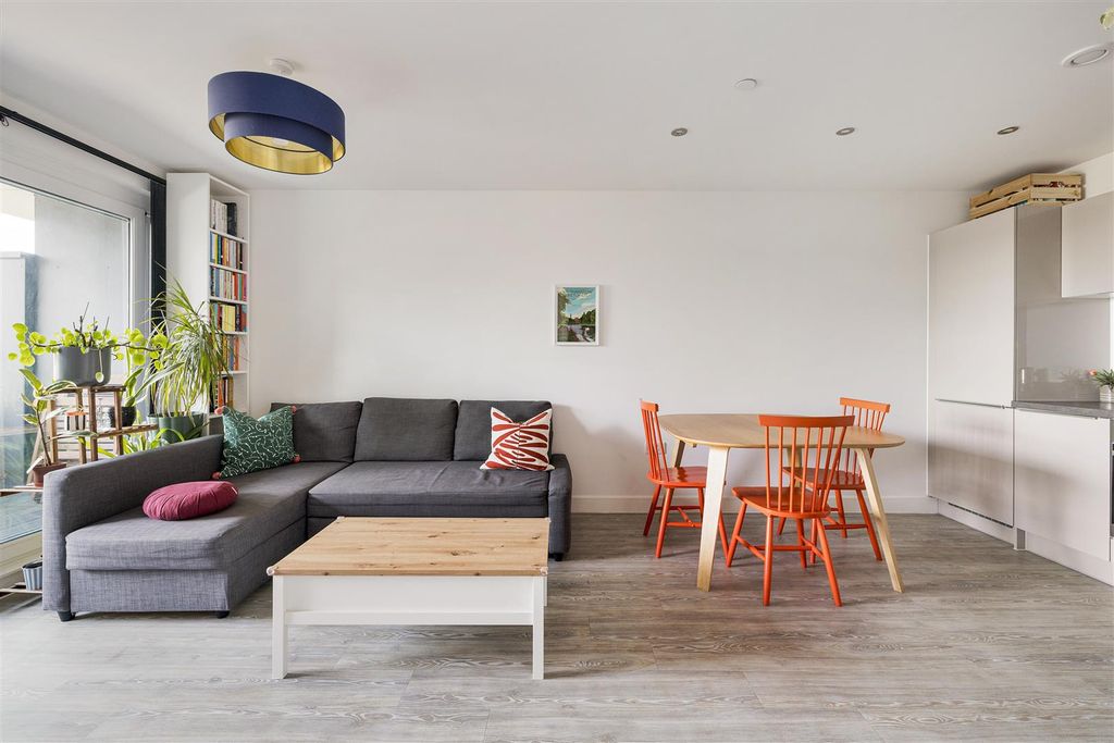 Property photo 1 of 30 Champness Close, E17