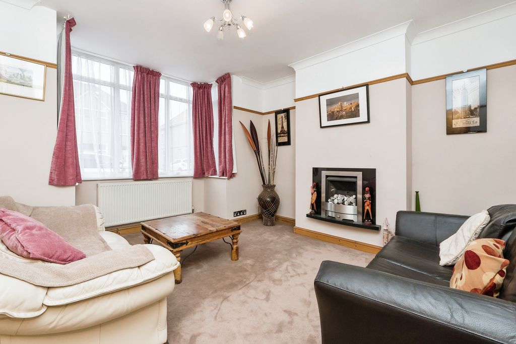 Property photo 2 of 15 Lounge