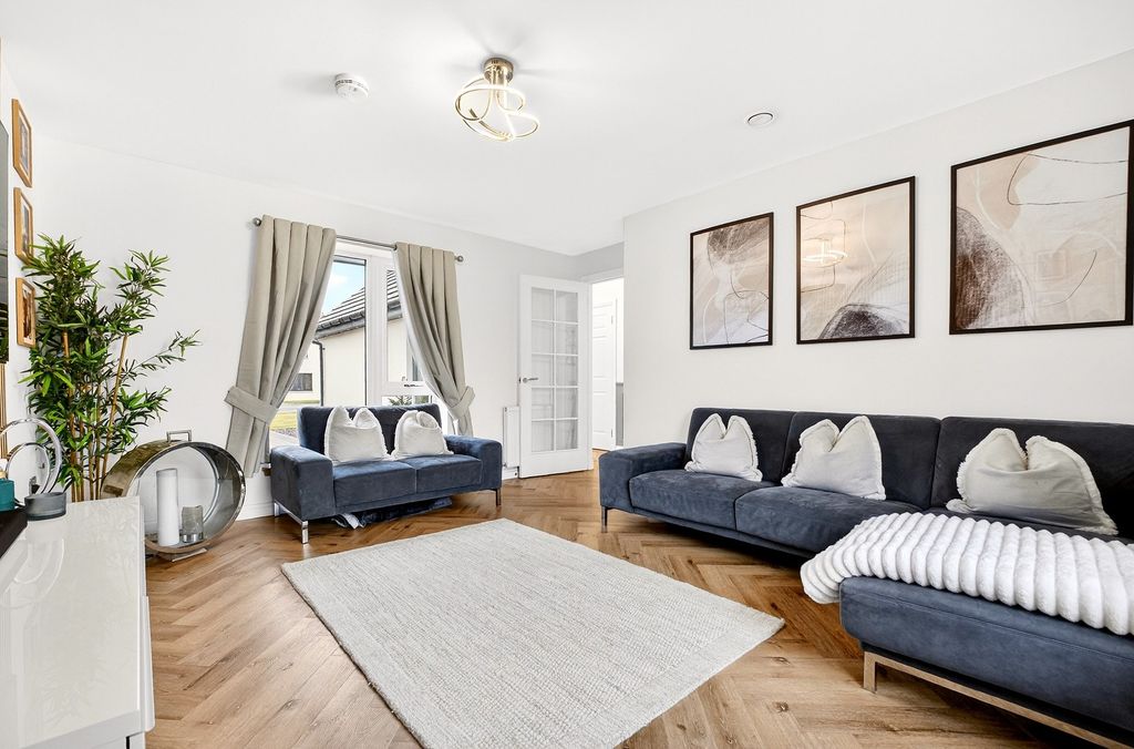 Property photo 3 of 18 Lounge