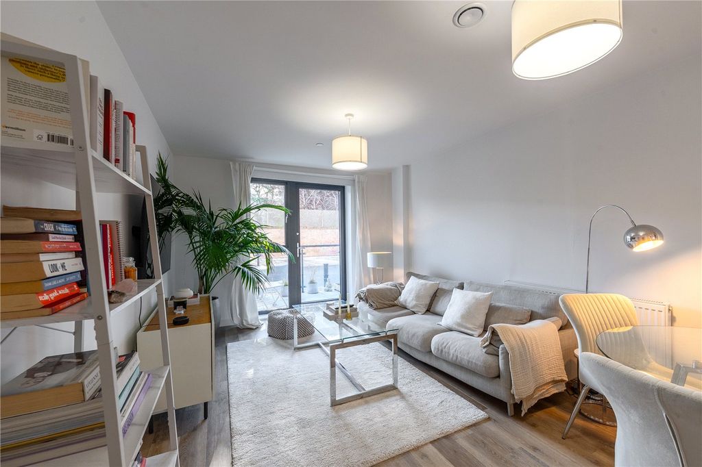 Property photo 2 of 27 Picture No. 13