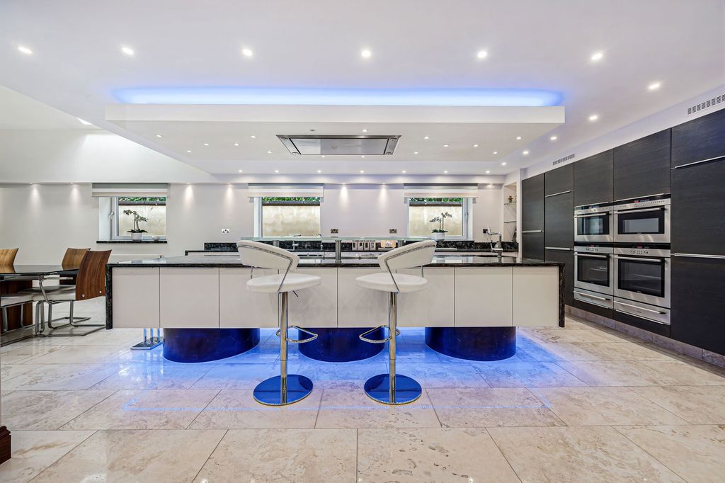 Property photo 3 of 44