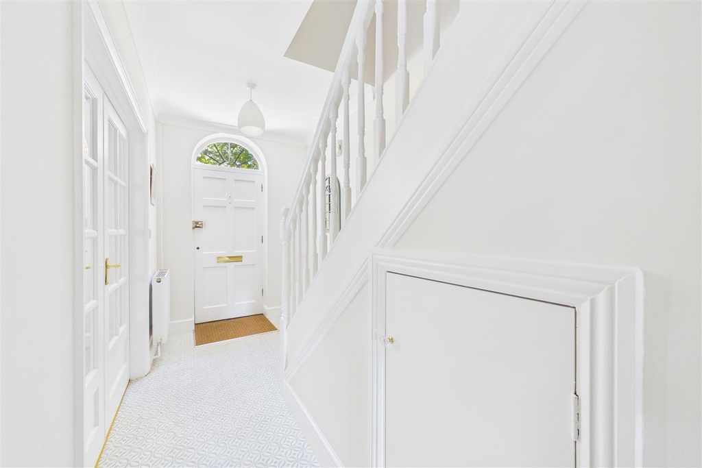 Property photo 2 of 22 Entrance Hallway