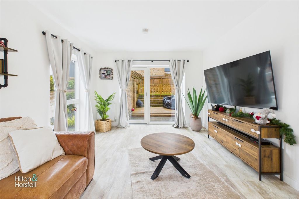 Property photo 2 of 22 Trough Laithe Road