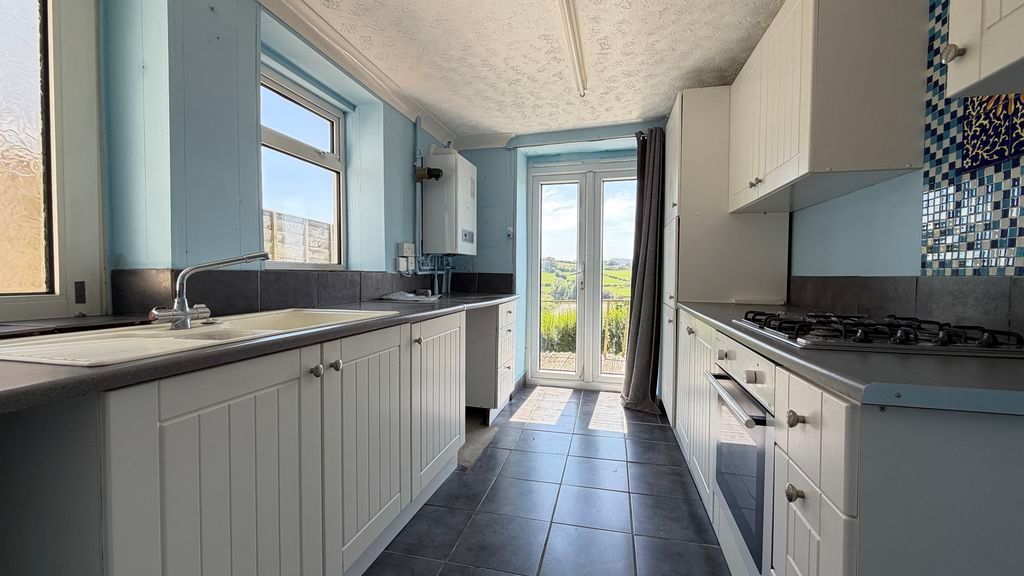 Property photo 3 of 11 Kitchen