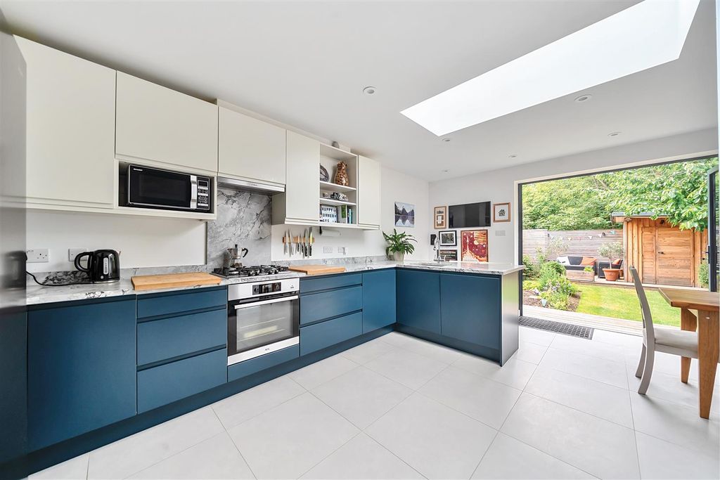 Property photo 2 of 31 1298383-28-682F17c7E82A5-Arw.Nef.Jpg