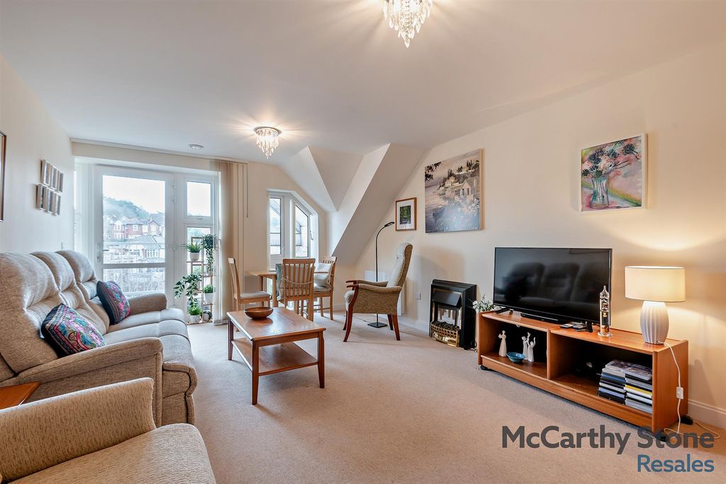 Property photo 2 of 20 8637499-Interior02-800.Jpg