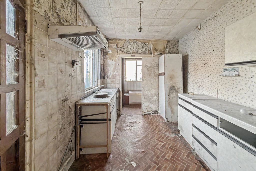 Property photo 3 of 17 31 First Avenue, Manor Park, London, E12 6Aw