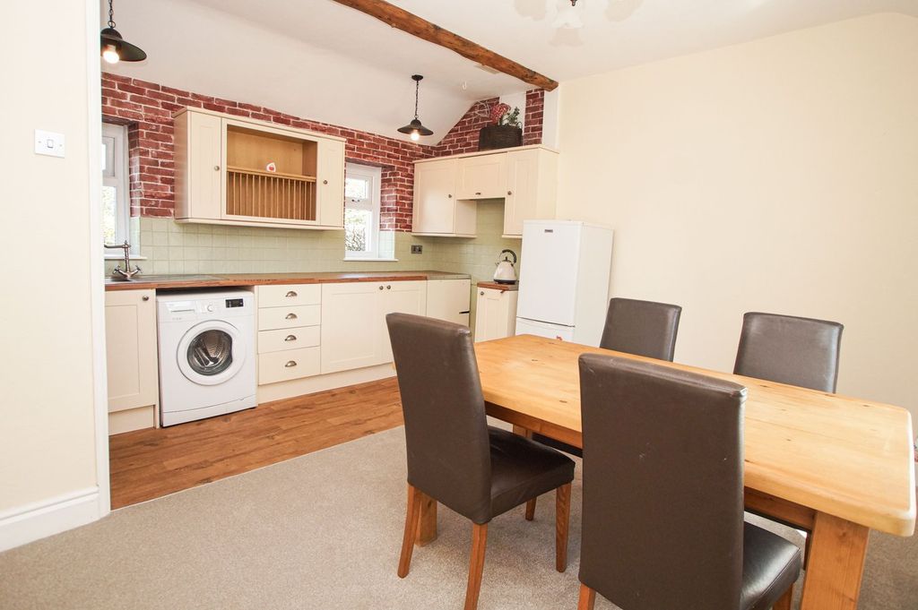 Property photo 2 of 21 Dining Kitchen