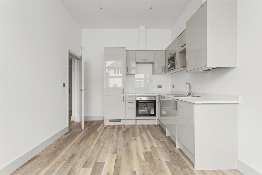 Property photo 2 of 9 Flat 5, Harlow House, Harlow Road, Hp13 6Aa-3.Jpg