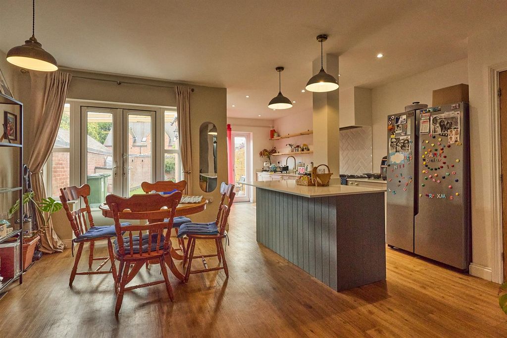Property photo 2 of 13 Leicester Rd_1.Jpg