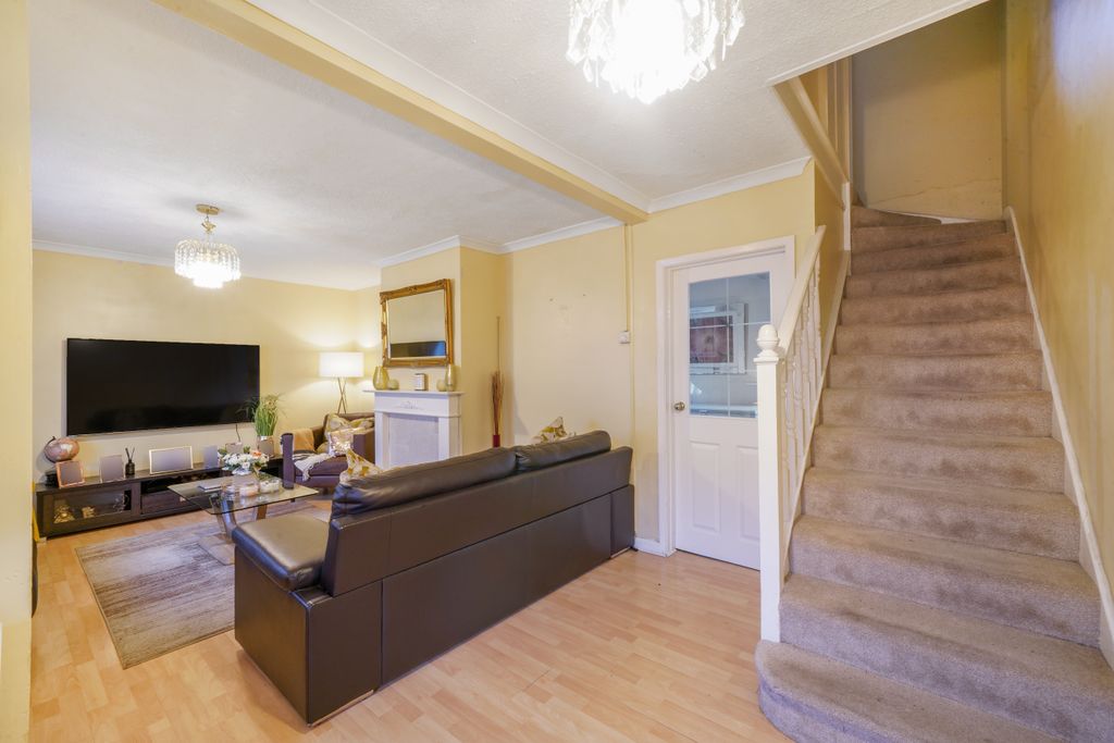 Property photo 1 of 11 121 Meadfield - 0Gl6i4Ugs671B1Ydges7