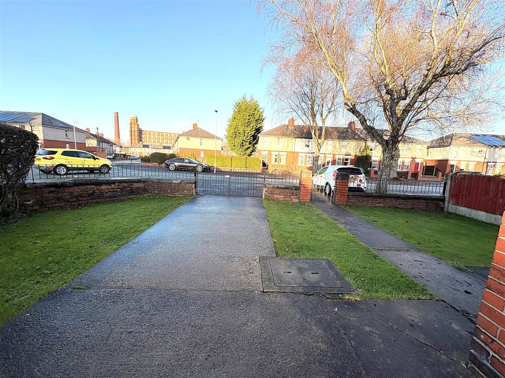 Property photo 2 of 17 Driveway 2.Jpg