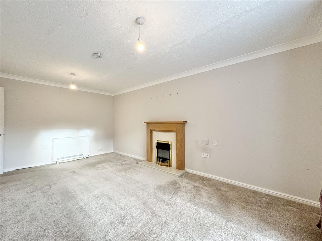 Property photo 3 of 12 Lounge