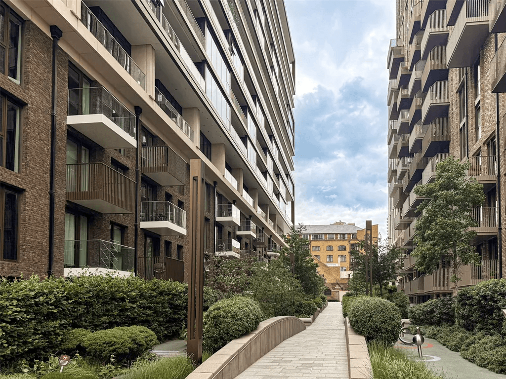 Property photo 1 of 1 Spacious Studio Apartment With Private Balcony | 3 Merino Gardens, E1W