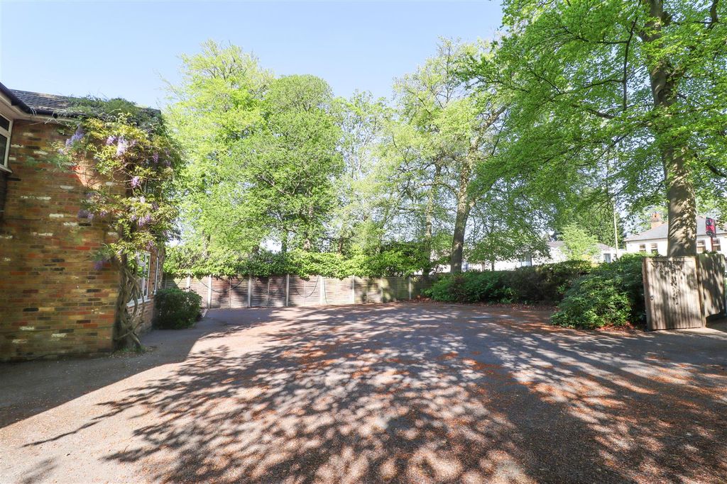 Property photo 2 of 31 Driveway
