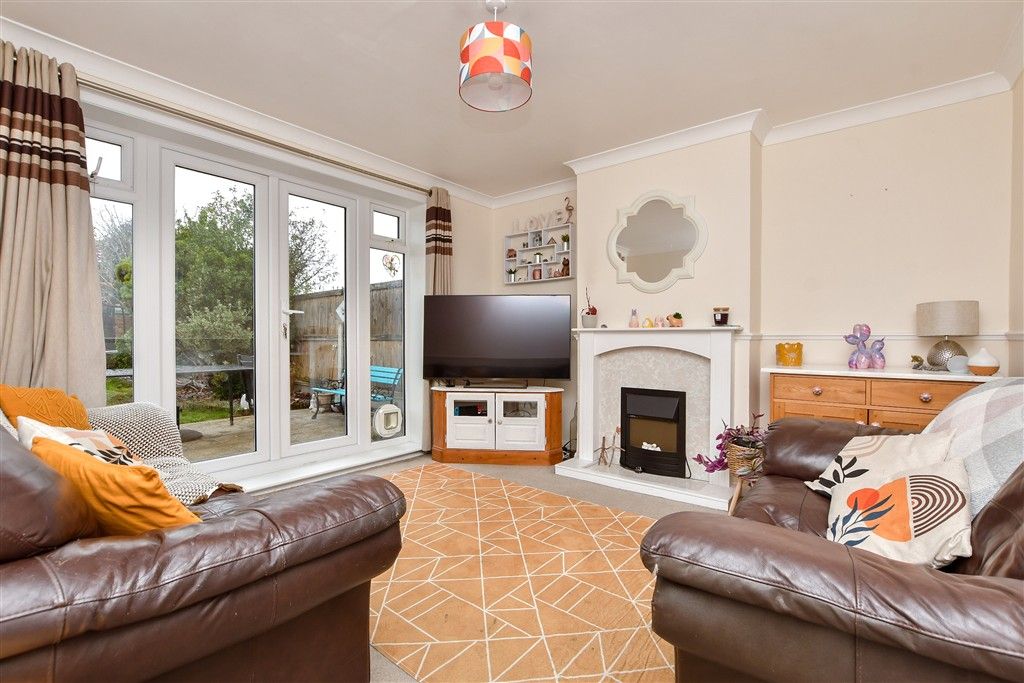 Property photo 3 of 11 Lounge