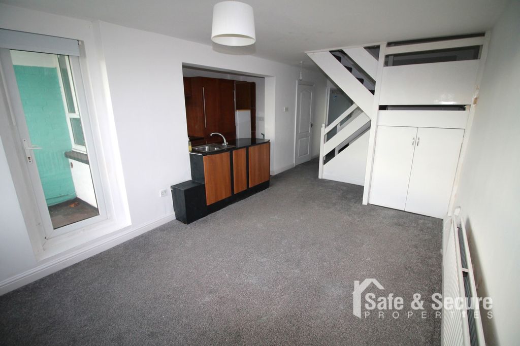 Property photo 2 of 8 Living Room (2)