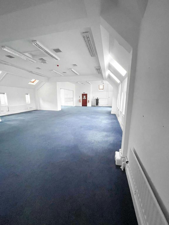 Property photo 3 of 12 08819Ae4-2539-4E21-A42F-0162c99641ba Copie.Jpg