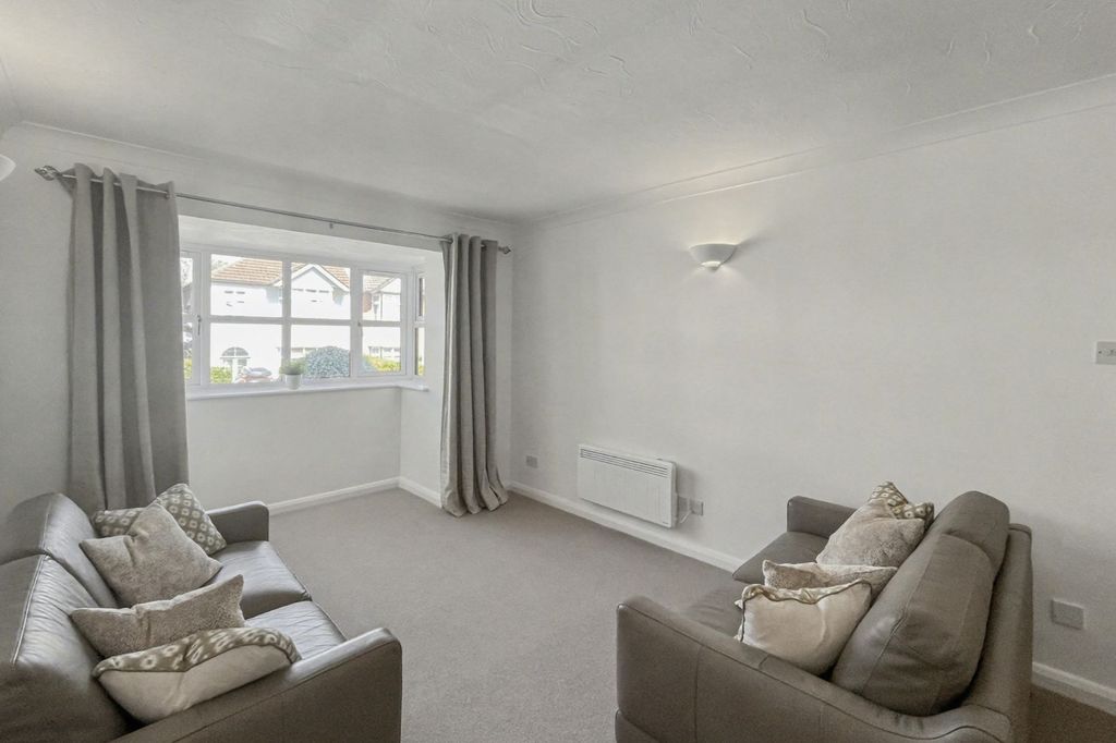 Property photo 2 of 10 Flat 4 St Andrewâ€™S Court, 49 Dukes Ave, New Malden, Surrey Kt3 4Jf