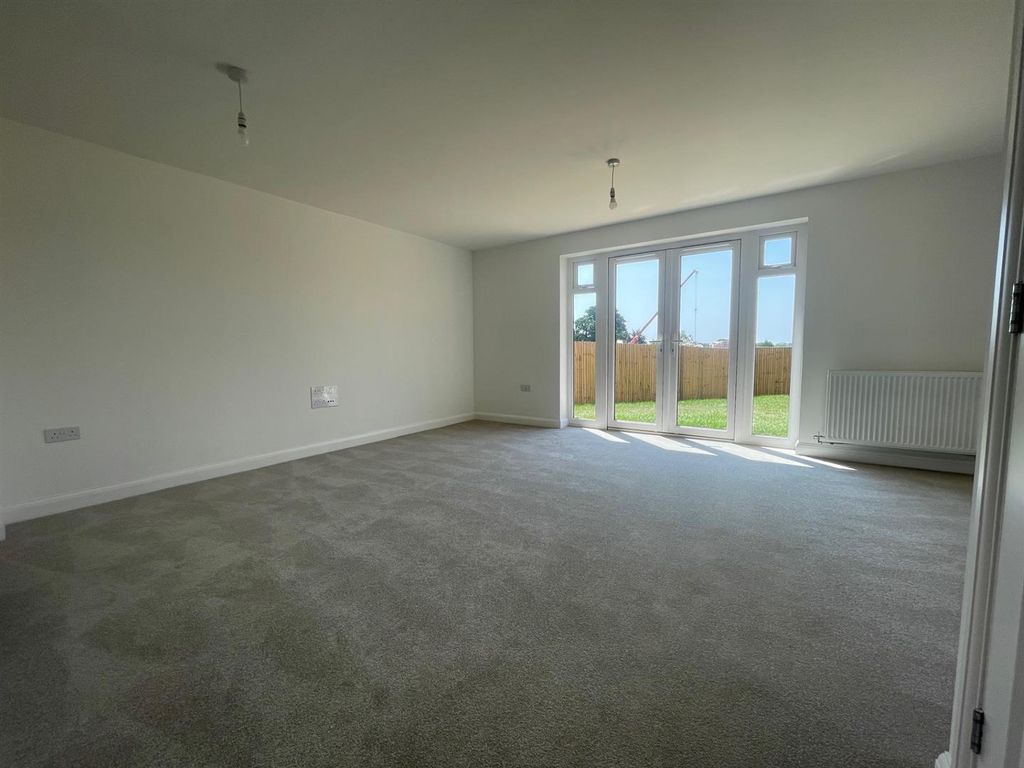 Property photo 3 of 10 Lounge.Jpg