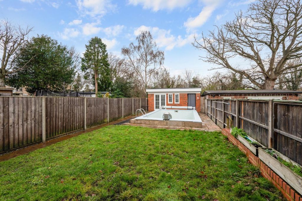 Property photo 2 of 14 Iris Road