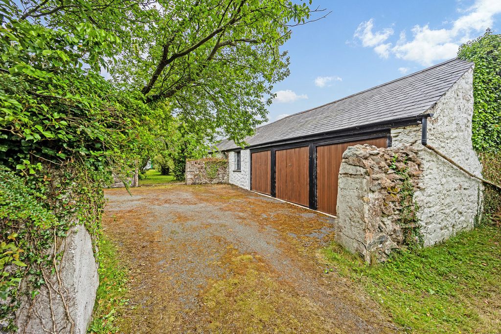 Property photo 2 of 34
