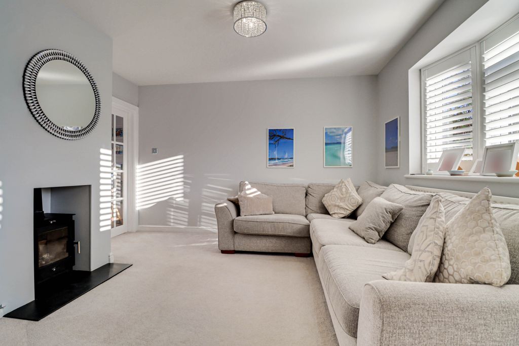 Property photo 2 of 14 Livingroom