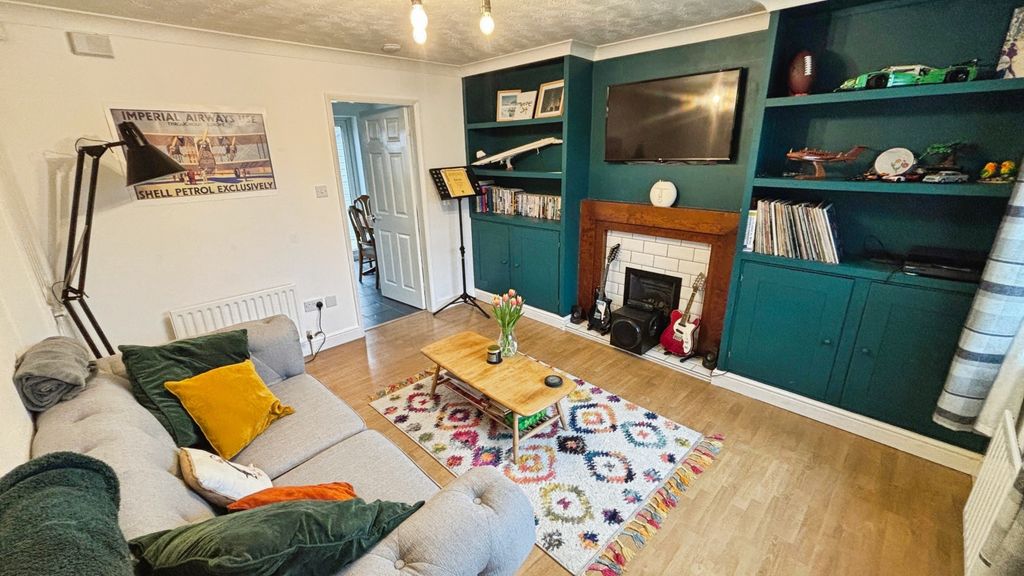 Property photo 3 of 11 Lounge