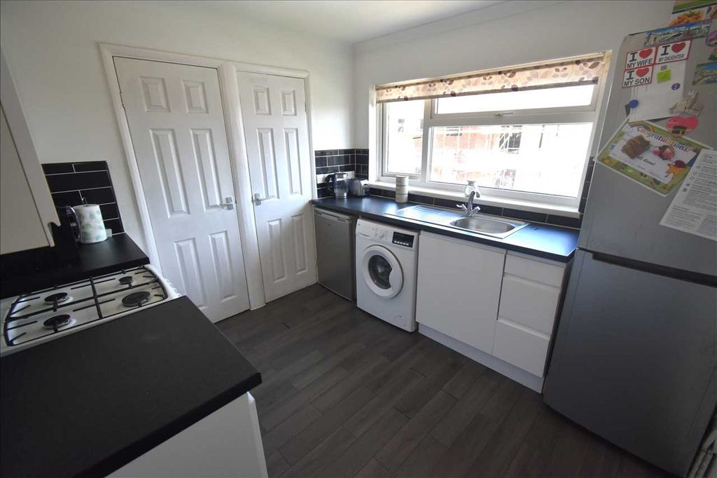 Property photo 2 of 8 Kitchen