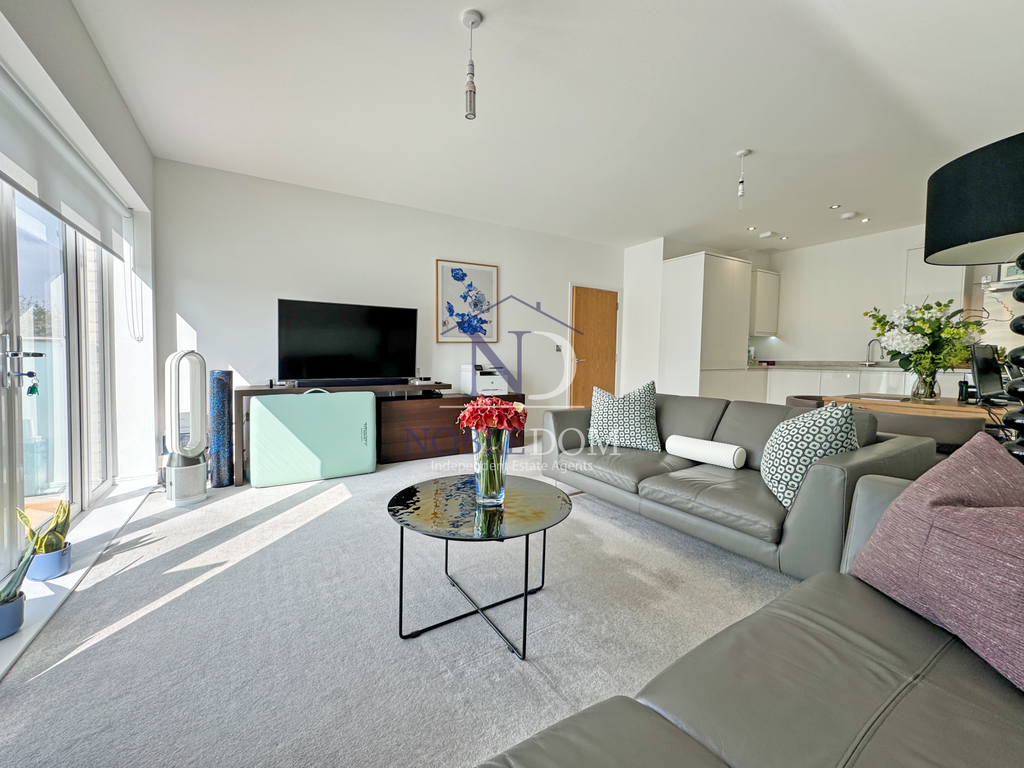 Property photo 1 of 14 Spacious One-Bedroom Flat In Hounslow