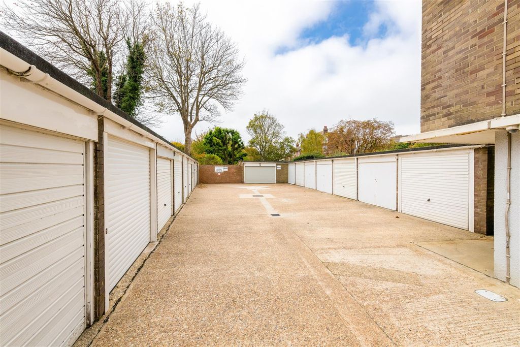 Property photo 2 of 22 Flat 18 Furze Hill Court-24.Jpg