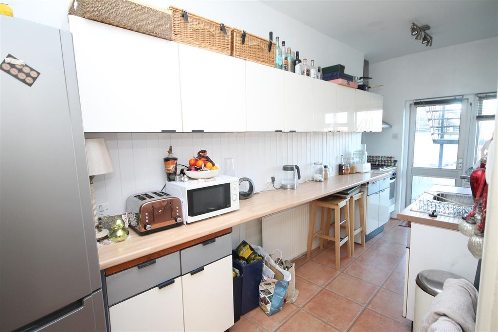 Property photo 3 of 6 Kitchen