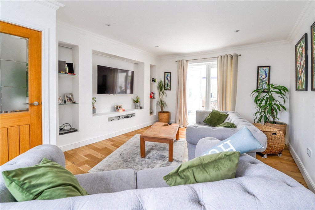 Property photo 3 of 19 Lounge