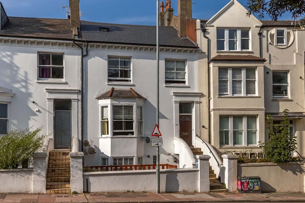 Property photo 1 of 15 Buckingham Place_21.Jpg