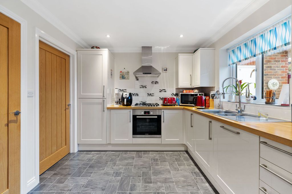 Property photo 3 of 20 Kitchen