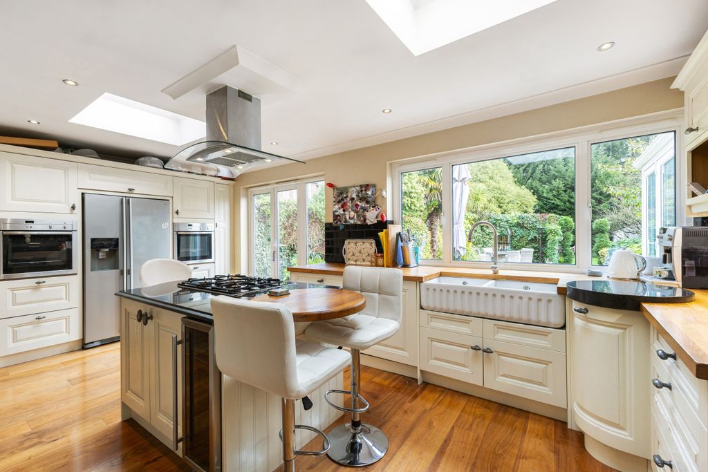 Property photo 2 of 20