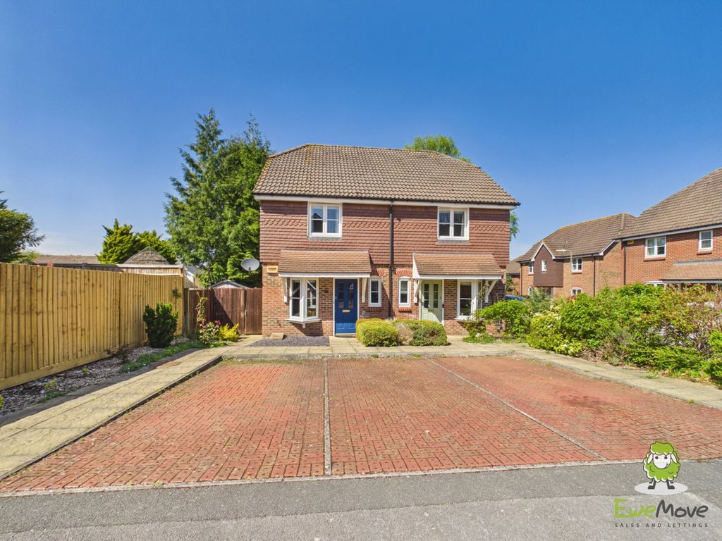 Property photo 1 of 18 Ewemove Estate Agents Basingstoke