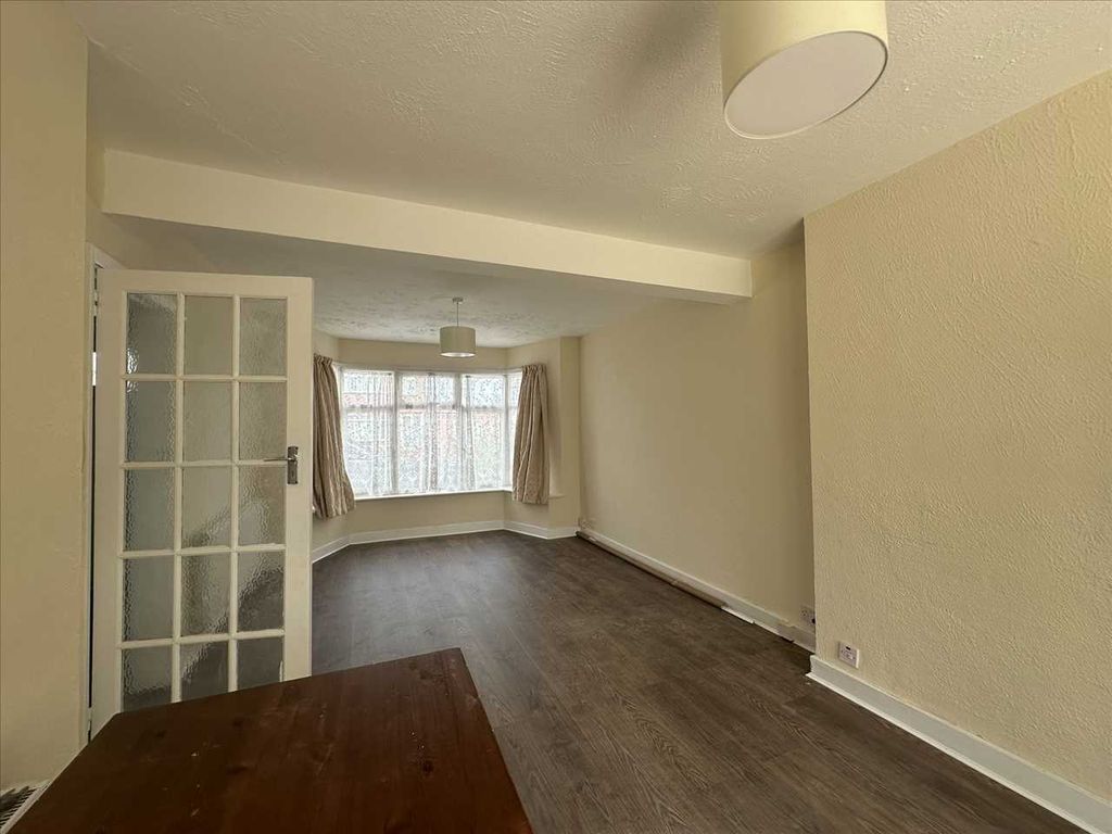 Property photo 3 of 11 Through Lounge