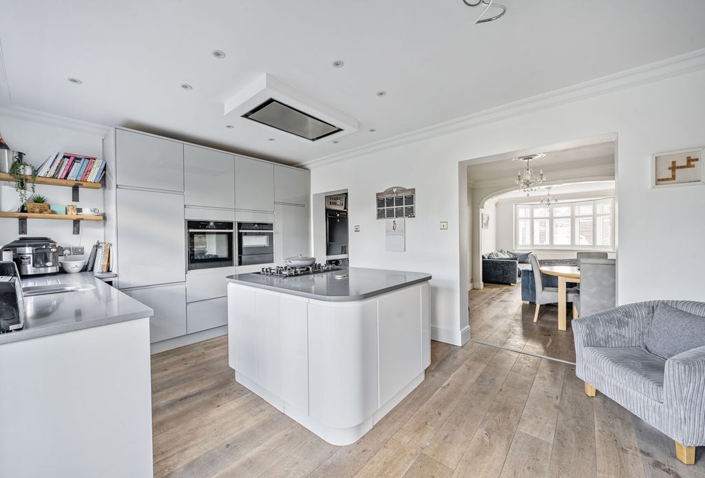 Property photo 2 of 16 1299454-9-683747E...