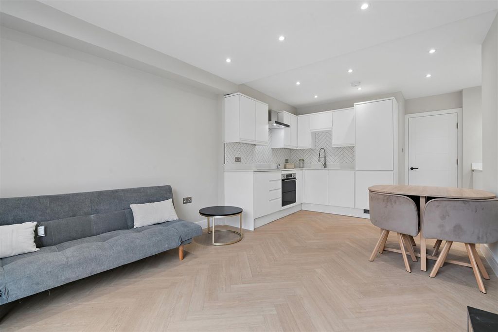 Property photo 1 of 10 Flat 2 20 Hoyle Road, London, Sw17 0Rs Reception