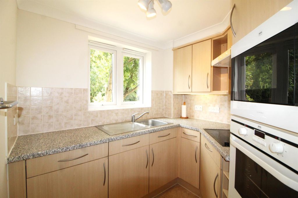 Property photo 3 of 8 Kitchen E.Jpg