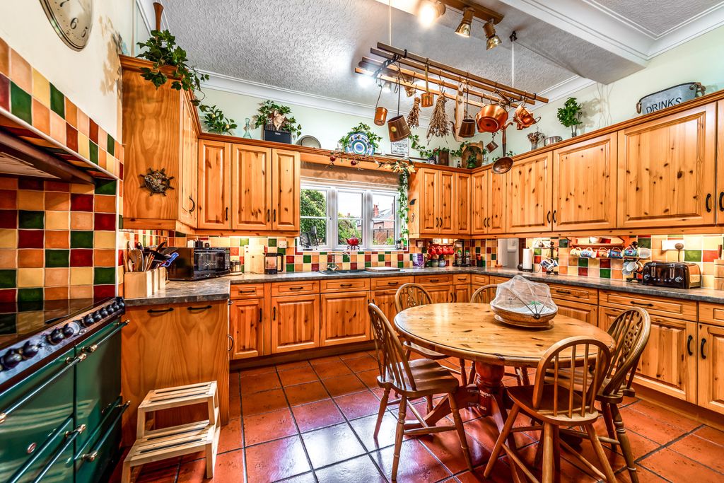Property photo 2 of 33