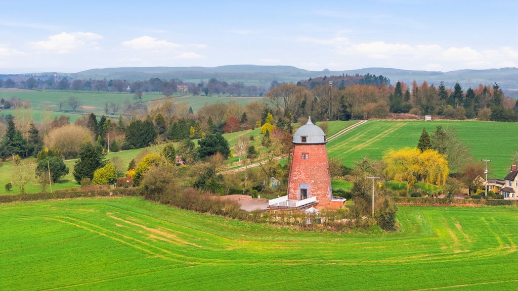 Property photo 2 of 32