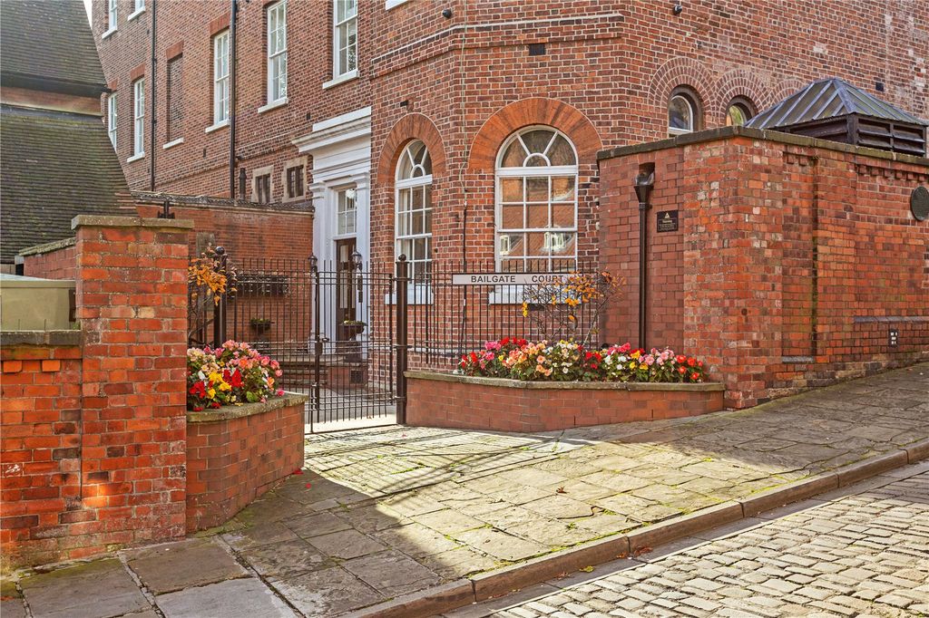 Property photo 2 of 18 Bailgate Court