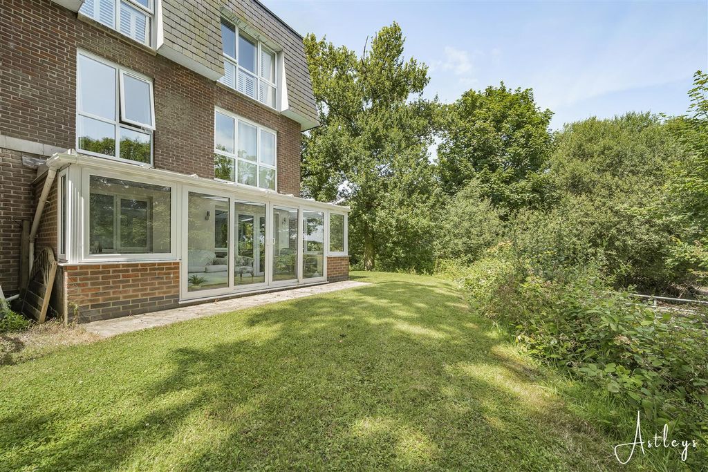 Property photo 3 of 32