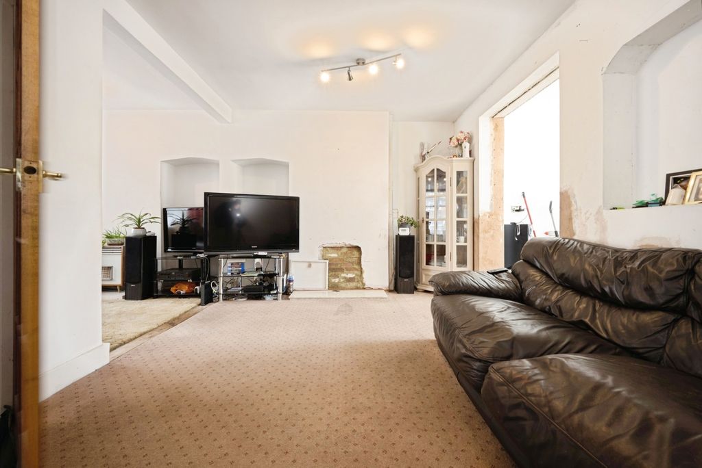 Property photo 3 of 14 Lounge