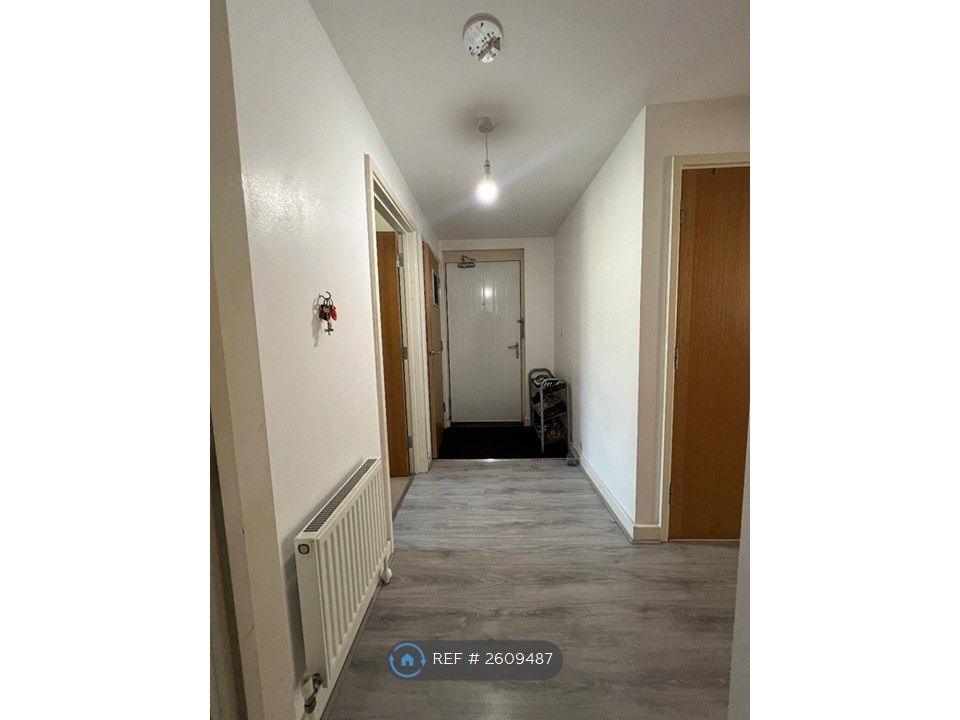 Property photo 2 of 7 Hallway