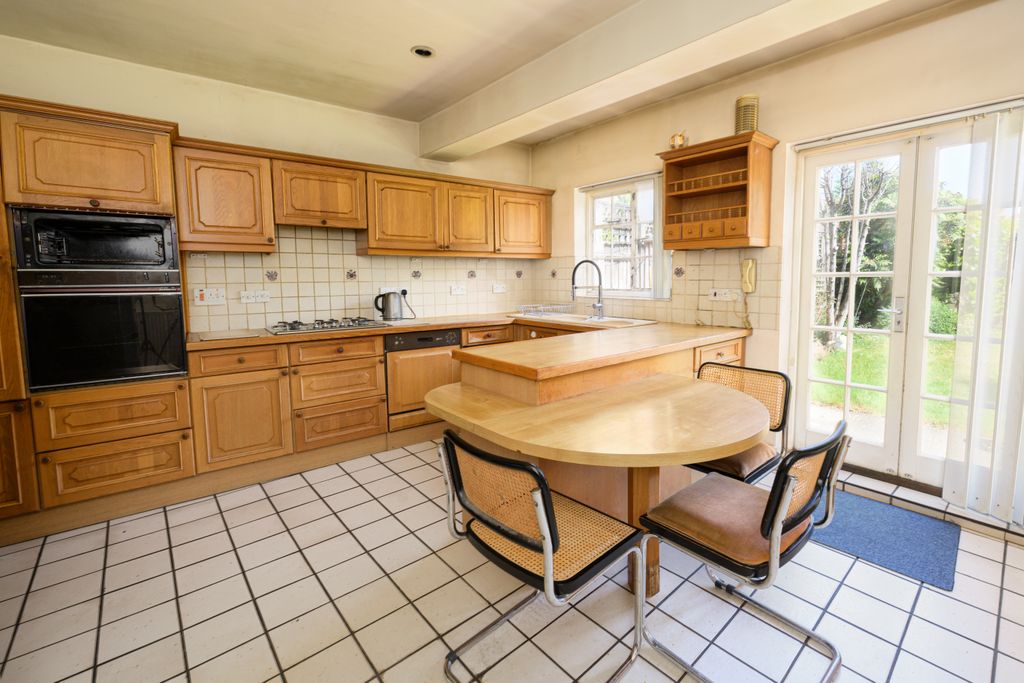 Property photo 3 of 18
