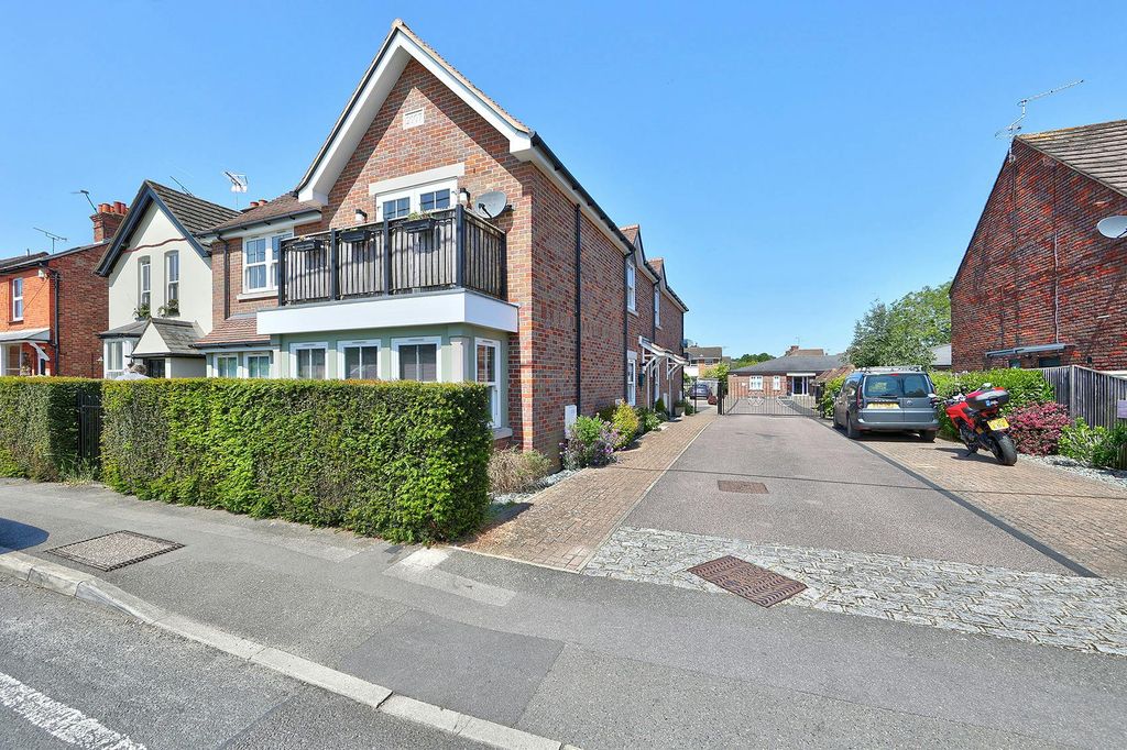 Property photo 2 of 8 36 Dedmere Road
