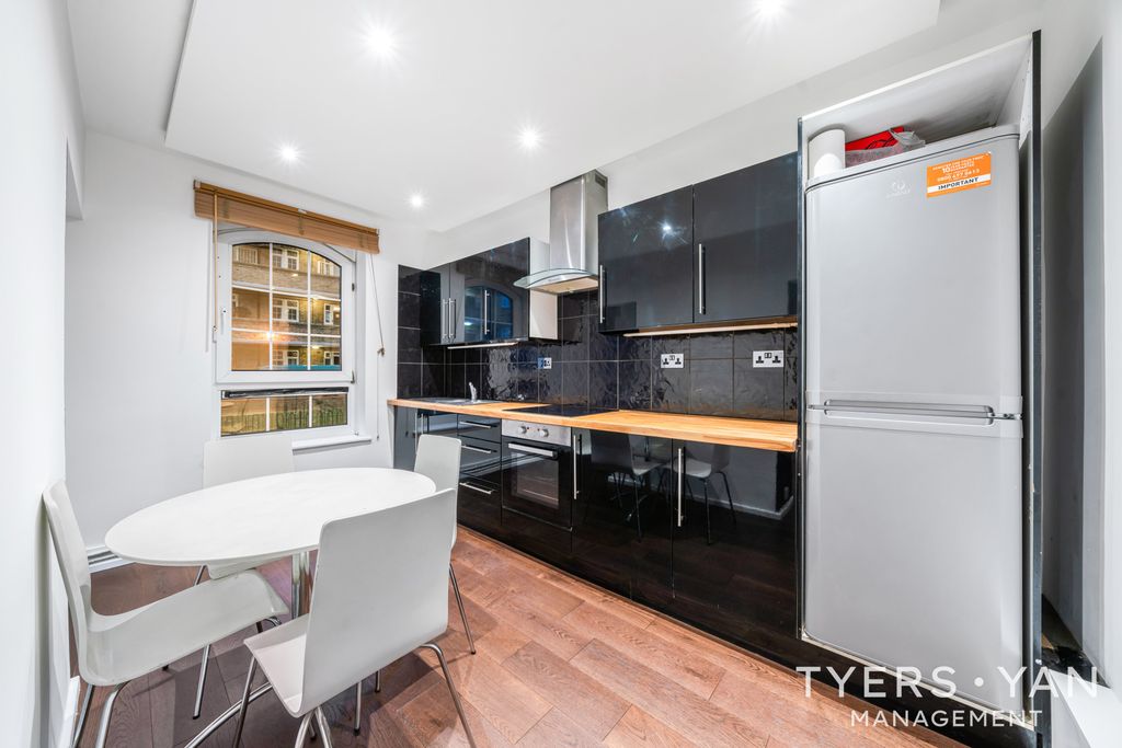 Property photo 3 of 8 Kitchen